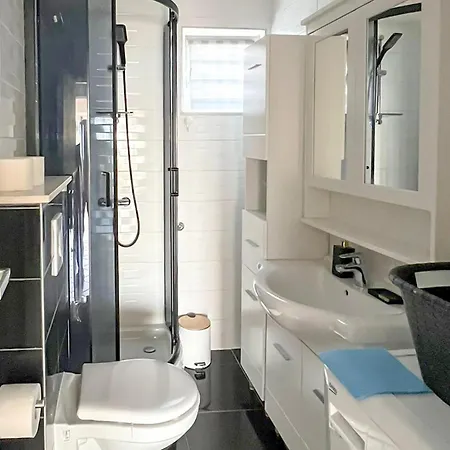 Apartman Gorgeous In With Wifi Podstrana
